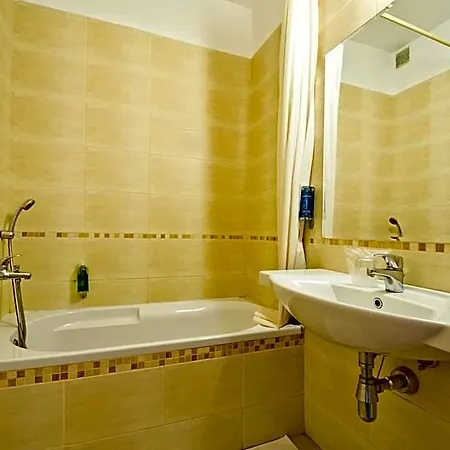Village 4* Szenc
